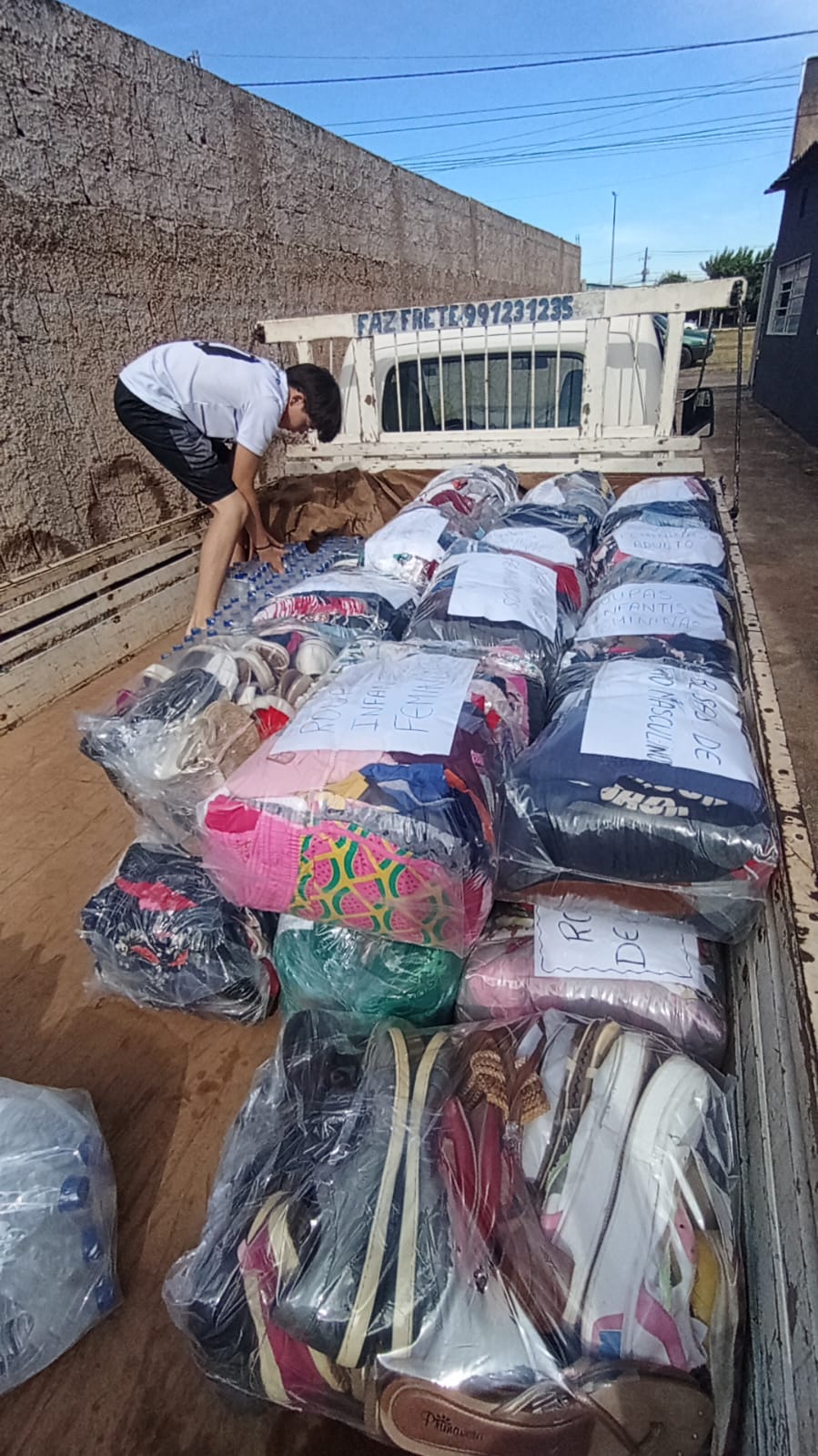 Doações de roupas organizadas para entrega