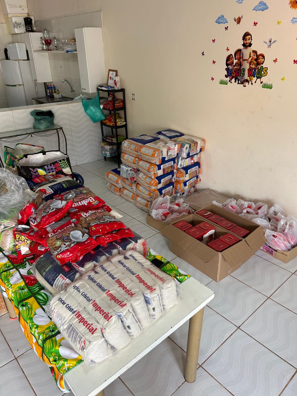 Cestas e mantimentos preparados para distribuição